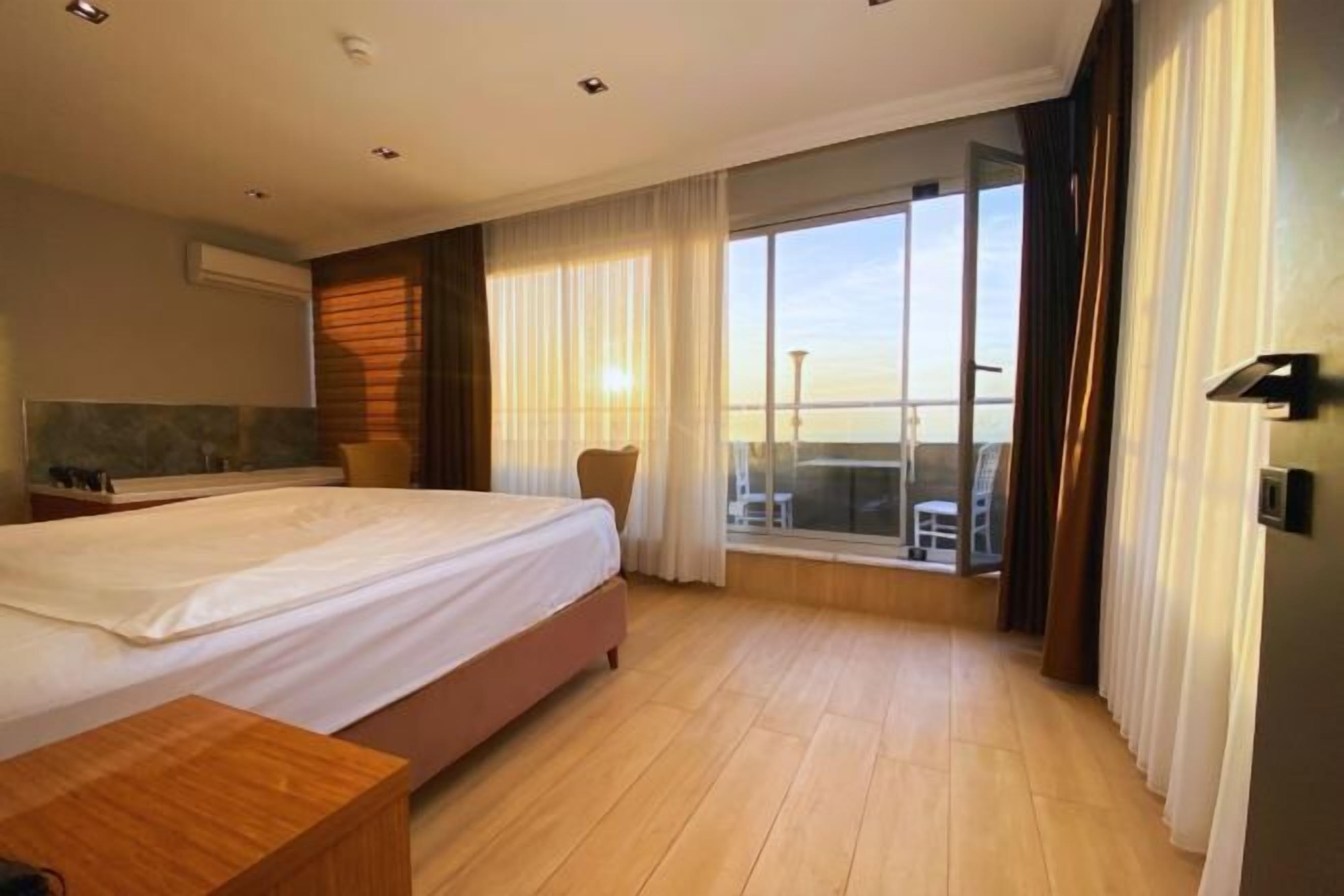 Egyptian cotton sheets, premium bedding, minibar, desk