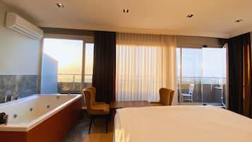 Junior suite, terras | Lakens van Egyptisch katoen, luxe beddengoed, een minibar, een bureau