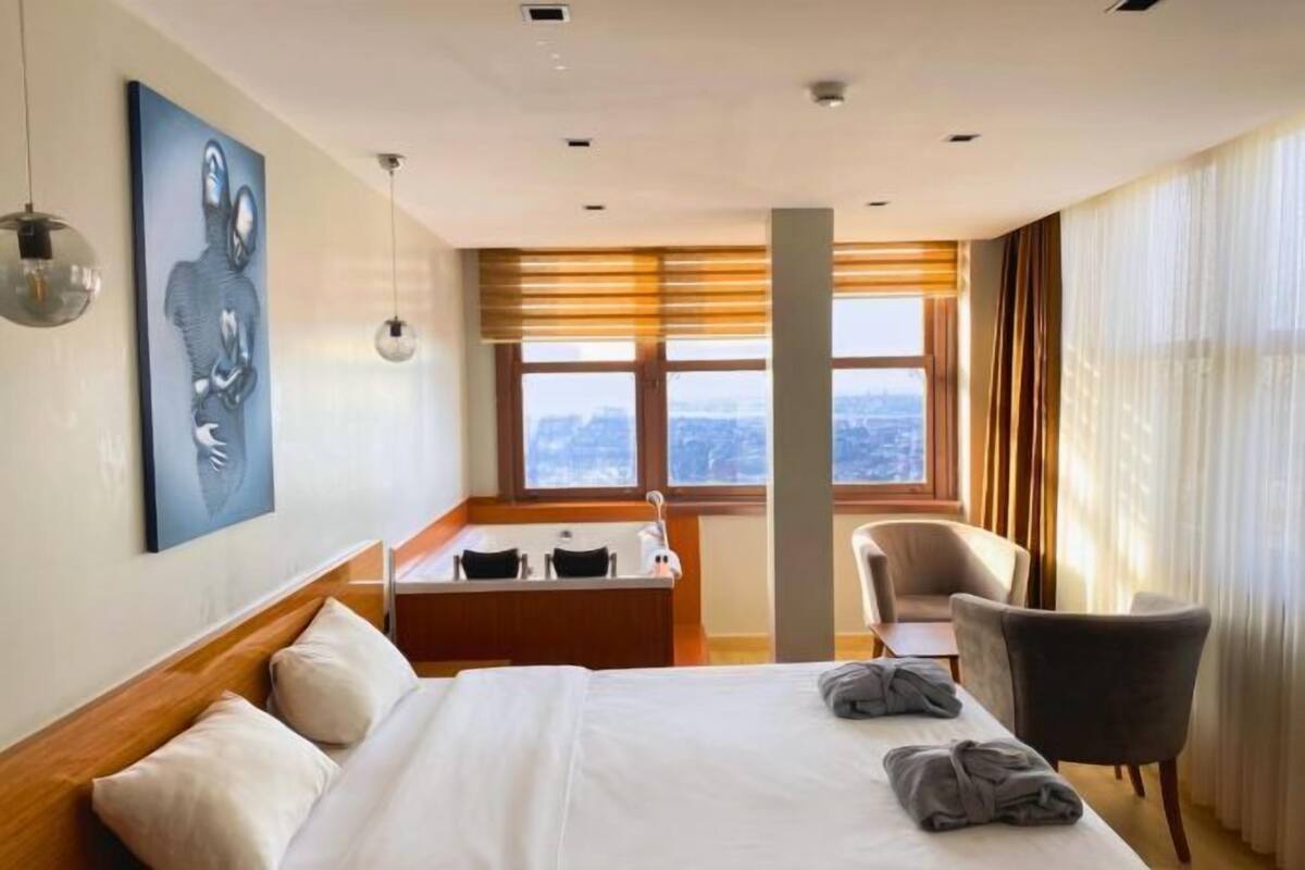 Egyptian cotton sheets, premium bedding, minibar, desk