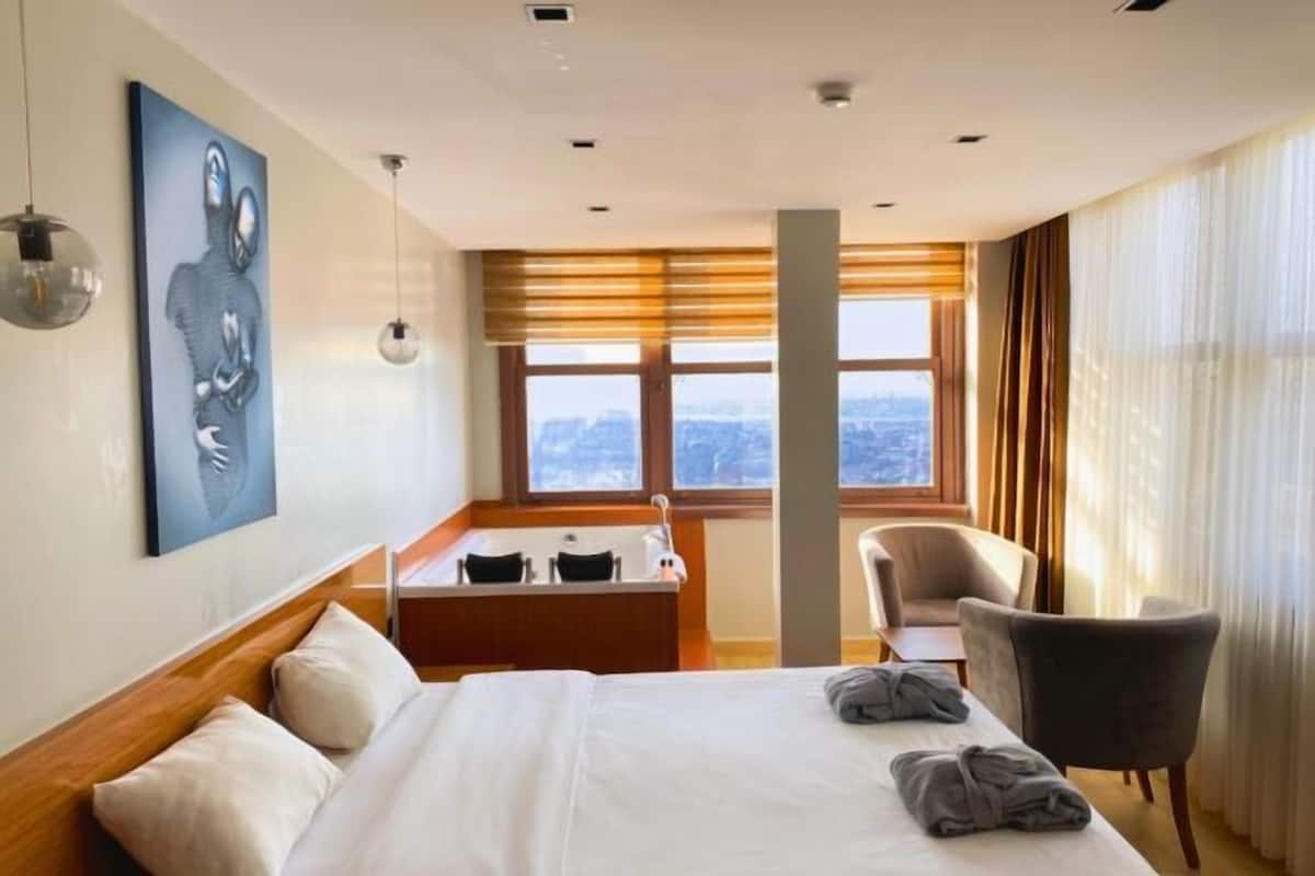 Egyptian cotton sheets, premium bedding, minibar, desk