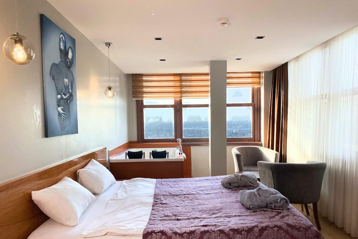 Egyptian cotton sheets, premium bedding, minibar, desk