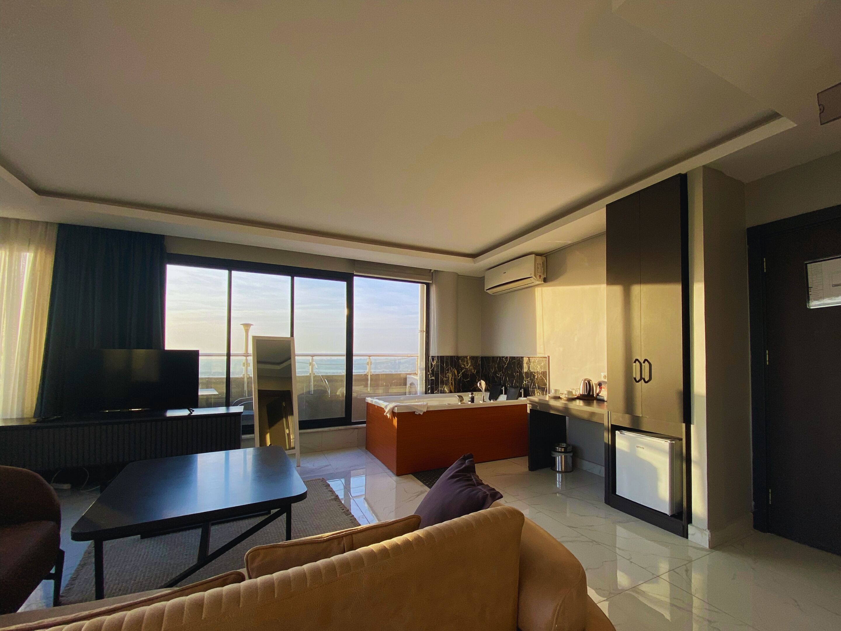 Sábanas de algodón egipcio, ropa de cama de alta calidad y minibar 