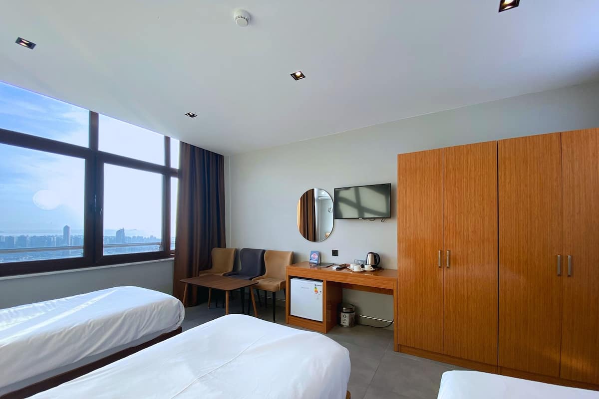 Egyptian cotton sheets, premium bedding, minibar, desk