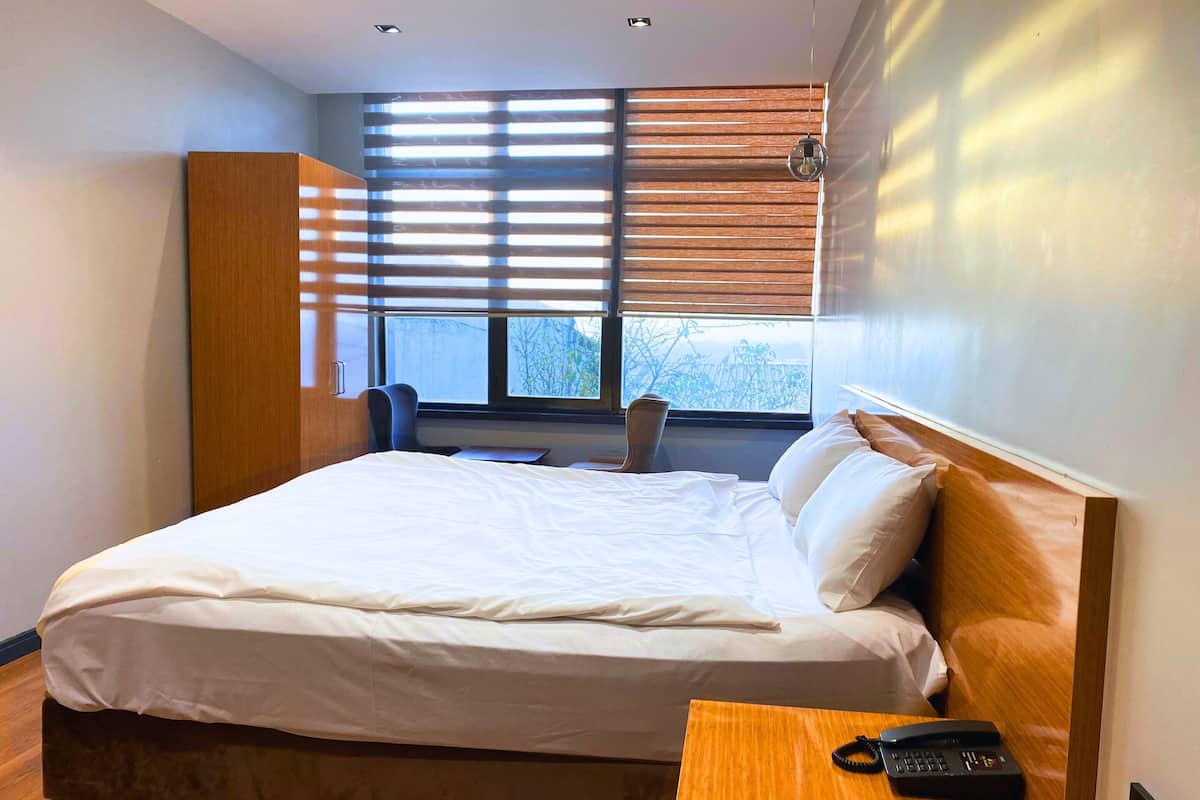 Egyptian cotton sheets, premium bedding, minibar, desk