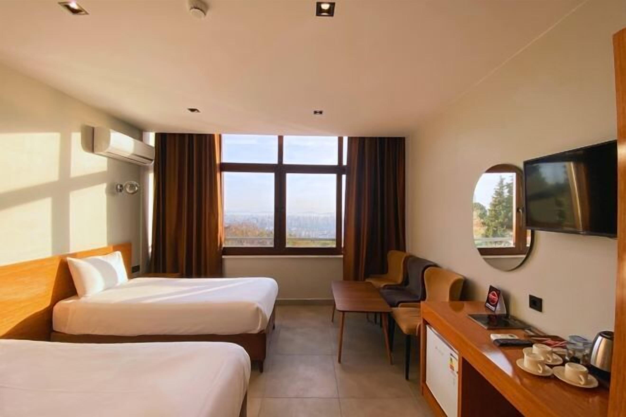 Egyptian cotton sheets, premium bedding, minibar, desk