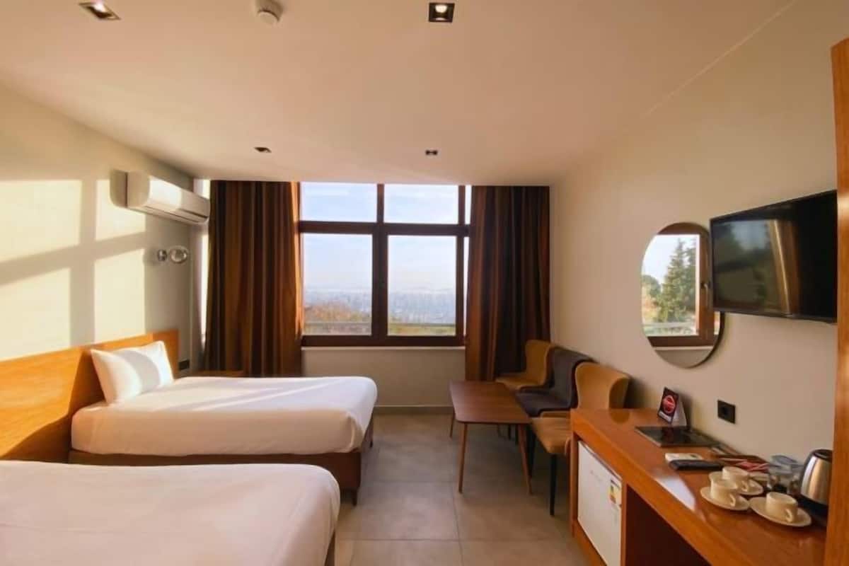 Egyptian cotton sheets, premium bedding, minibar, desk