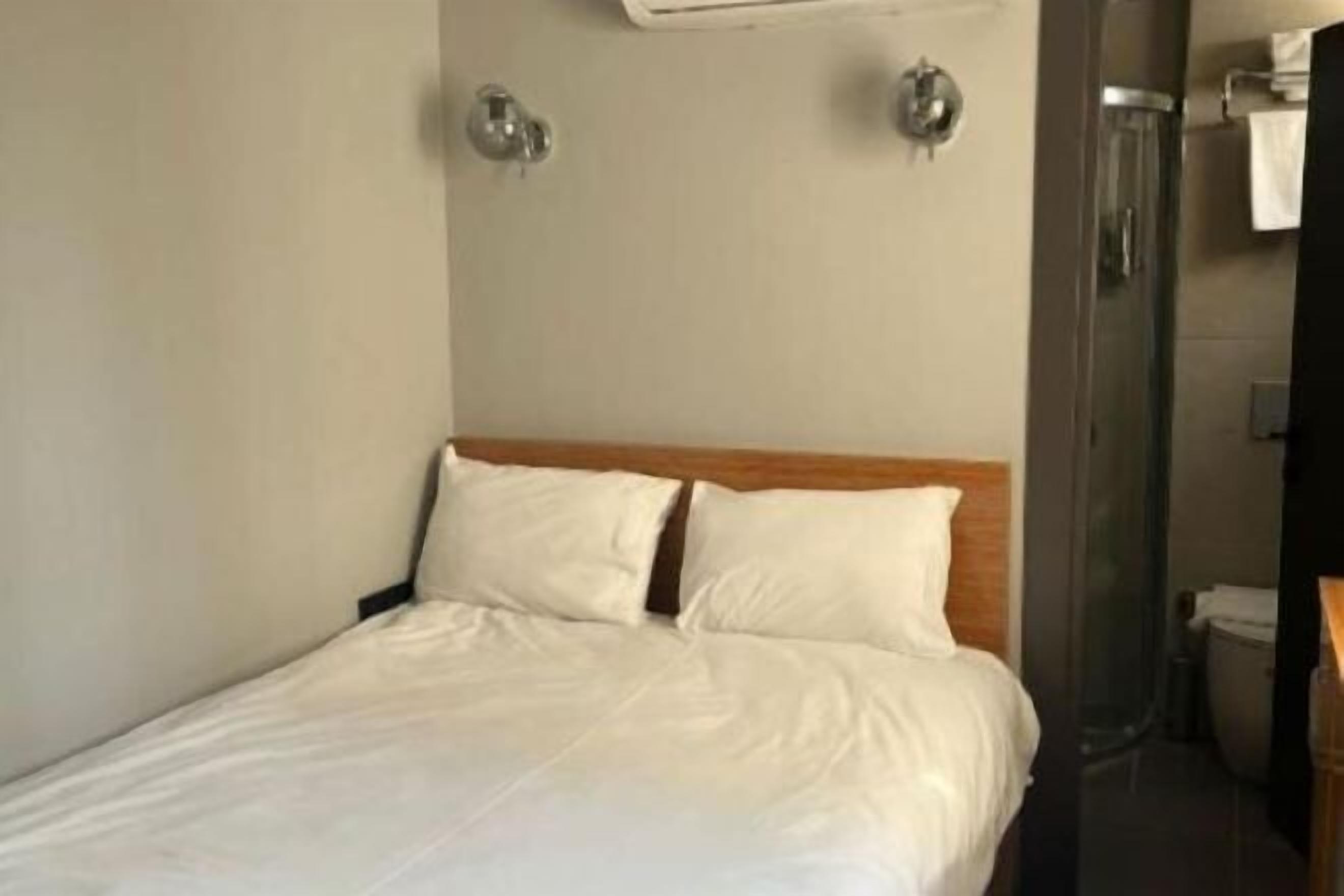 Egyptian cotton sheets, premium bedding, minibar, desk