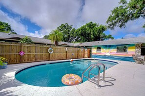 حمّام سباحة مُدفَّأ