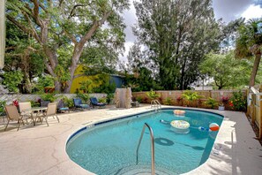 A heated pool - Central Apt: Heated Pool, W/D on Site (Pinellas Park)
