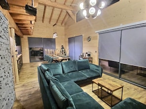Smart TV, chimenea, libros y estéreo