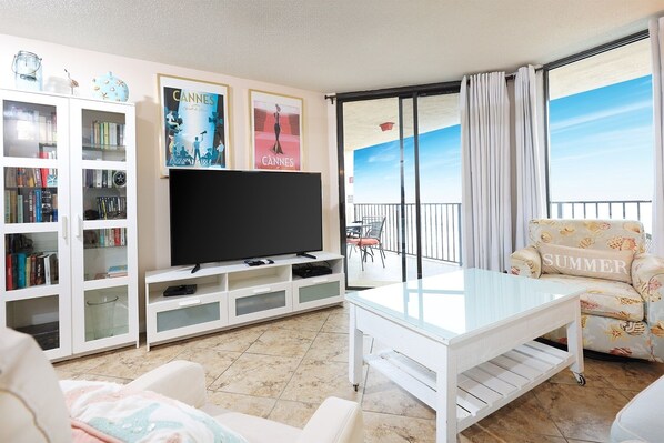 Condo, 2 Bedrooms | Living area