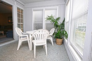 Outdoor dining - Sip, Stay, Stargaze Emerald Green 2BR 2BA (Pawleys Island)