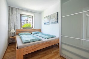 1 quarto, ferros/tábuas de passar roupa, berço de viagem