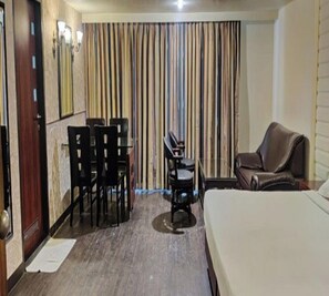 Basic Room | Desk, free WiFi - Quaint Suites (Mumbai)