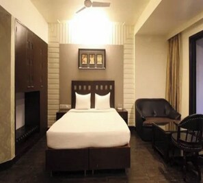 Basic Room | Desk, free WiFi - Quaint Suites (Mumbai)