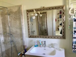 Dusche, Haartrockner, Bidet, Handtücher