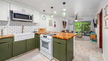 Condo, 2 Bedrooms | Private kitchen