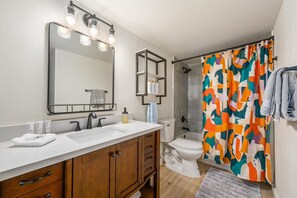 Condo, 2 habitaciones | Baño | Toallas