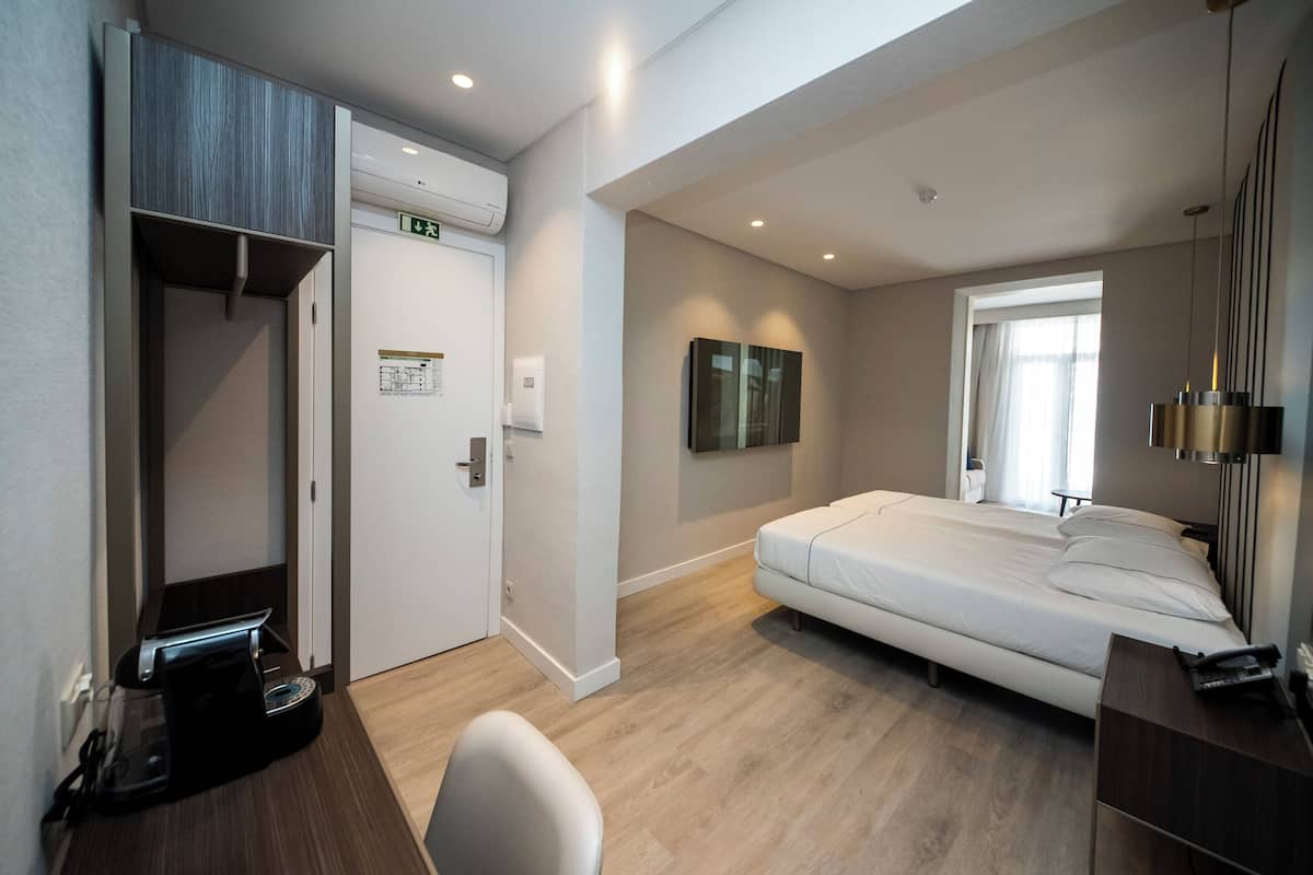 Suite | 1 bedroom, in-room safe, individually decorated, individually furnished
