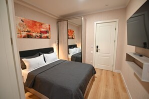 Standard-Doppelzimmer, 1 Queen-Bett | Minibar, Schreibtisch, schallisolierte Zimmer, Bügeleisen/Bügelbrett