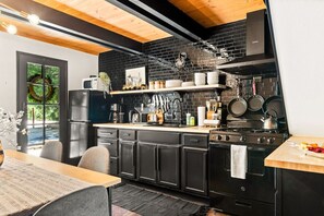 Fridge, microwave, oven, stovetop - 2BR Mid Century Retreat • EV, Hot Tub (Big Bear Lake)