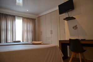 Business Room | Down comforters, pillowtop beds, in-room safe, individually furnished - Hush Guest House (Thabazimbi)