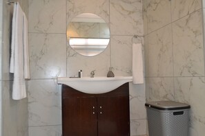 Business Room | Bathroom | Separate tub and shower, rainfall showerhead, free toiletries