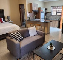 Apartamento Confort, 1 cama de matrimonio | Edredones de plumas, colchones con acolchado adicional, caja fuerte