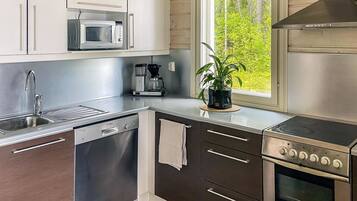 Køleskab, mikrobølgeovn, opvaskemaskine, køkkentøj/tallerkener/redskaber