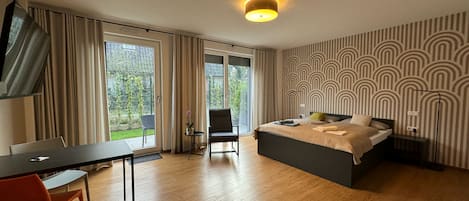 Superior Studio, Mezzanine | Living area | 50-inch flat-screen TV with satellite channels, TV, Netflix