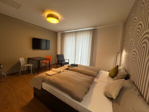 Deluxe Studio, Ground Floor | Bathroom | Shower, hair dryer, towels, soap - Fairn Square Hotel (Darmstadt)