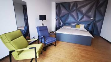 Hochwertige Bettwaren, Schreibtisch, laptopgeeigneter Arbeitsplatz