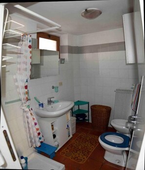 Bruser, hårtørrer, bidet, håndklæder