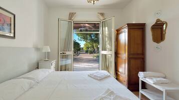 5 bedrooms, iron/ironing board, travel cot, WiFi