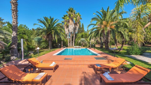 A poolside area with lounge chairs and a clear view of the pool. - VILLA TWO SORDS, with swimming pool, olive grove, orchard, tropical garden! (Ugento)