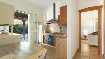 Frigorifero, microonde, forno, piano cottura