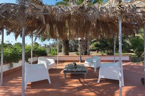 Terrace/patio - VILLA TWO SORDS, with swimming pool, olive grove, orchard, tropical garden! (Ugento)