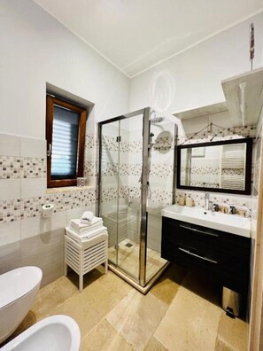 Dusche, Haartrockner, Bidet, Handtücher