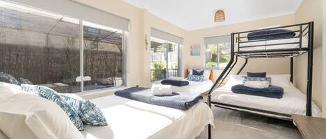 4 室のベッドルーム、アイロン / アイロン台、旅行用ベビーベッド、WiFi (無料)