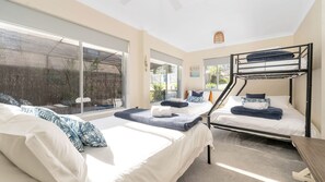 4 habitaciones, tabla de planchar con plancha y cuna de viaje 