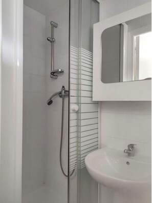 Serviettes fournies, papier toilette