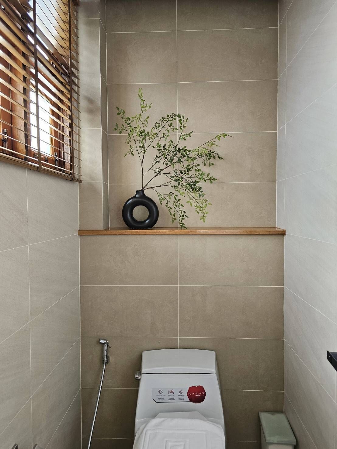Deluxe Jacuzzi Room | Bathroom | Shower, hair dryer, bathrobes, towels