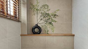 Deluxe Jacuzzi Room | Bathroom | Shower, hair dryer, bathrobes, towels
