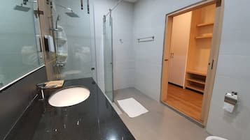 Deluxe Garden View | Banheiro | Chuveiro, secador de cabelo, roupões de banho, toalhas de banho