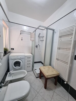 Shower, hair dryer, bidet, towels - Casa Paola, Civezza - cod CITRA 008022-LT-0085 - mare, bici e relax (Civezza (Imperia))