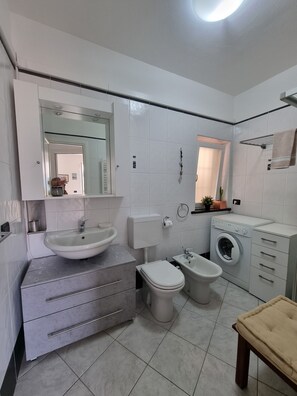 Shower, hair dryer, bidet, towels - Casa Paola, Civezza - cod CITRA 008022-LT-0085 - mare, bici e relax (Civezza (Imperia))