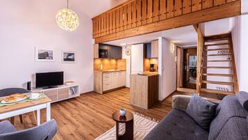 Ein modernes Apartment mit einem Lofts-Wohnbereich, einer Küche und einem Essbereich.