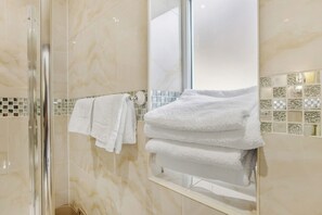 Ducha, artículos de tocador ecológicos, secador de pelo, toallas