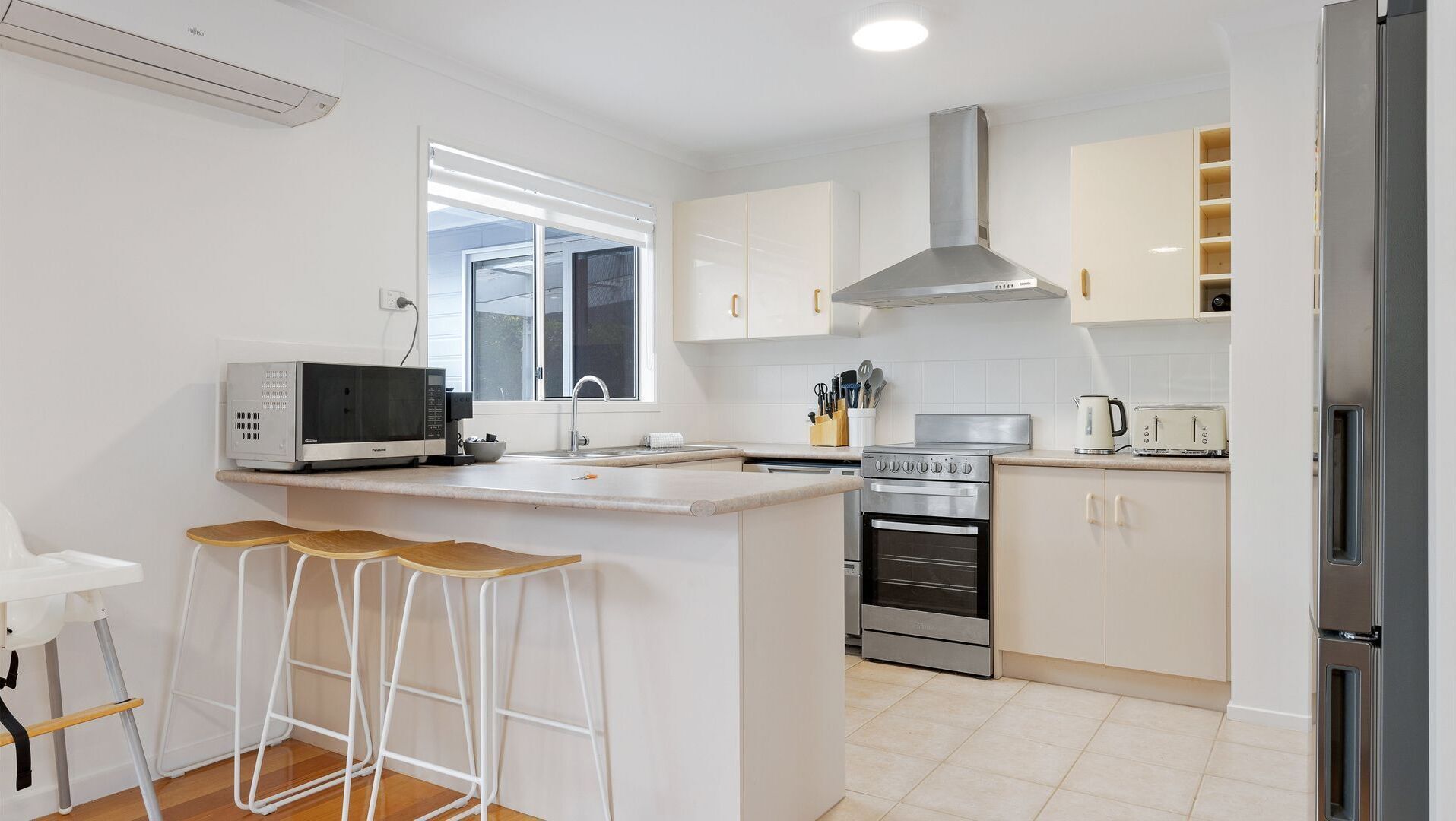 冷蔵庫、電子レンジ、オーブン、コンロ