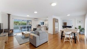 تلفزيون، مدفأة، كُتُب